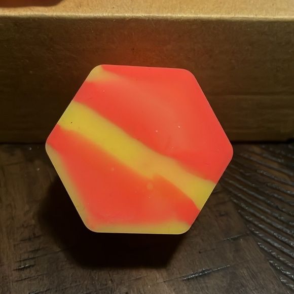 26ml silicone honey bee honey comb container orange and yellow - Picture 2 of 3